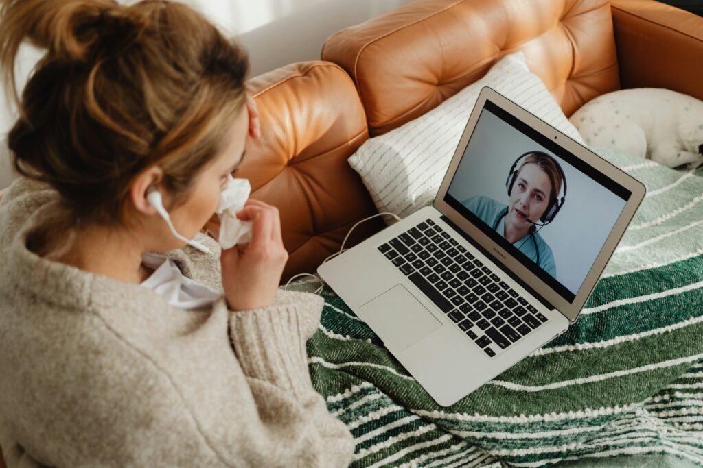 A propos de PsyAide: Image d'une personne en train de consulter un psychologue via un ordinateur ou une tablette, illustrant la plateforme en ligne.